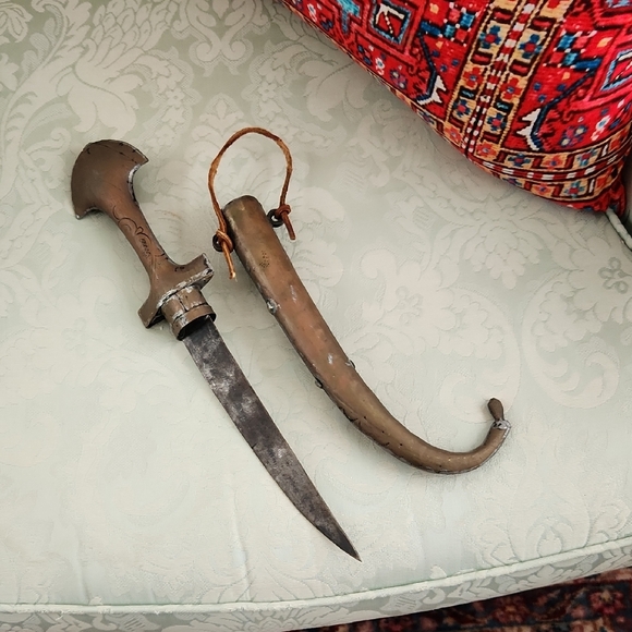Decorative Moroccan Dagger with Intricate Design - Picture 3 of 3